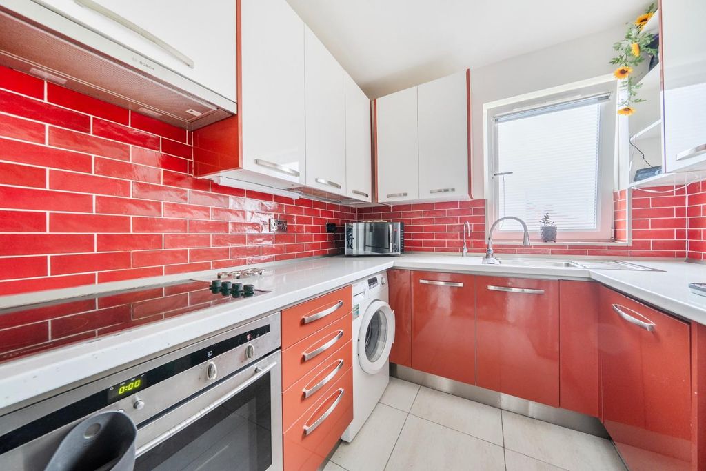 Additional image 4 of 2 bed flat for saleChilde Square, Portsmouth PO2
