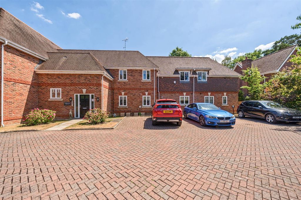 2 bed flat for saleKingsley Court, Kingsley Place, Wokingham, Berkshire RG41