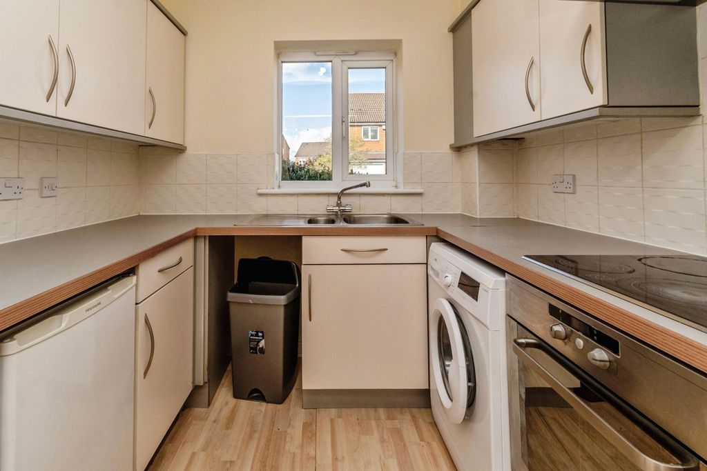 2 bed maisonette for saleAmpleforth Drive, Willenhall, West Midlands WV13 photo 4