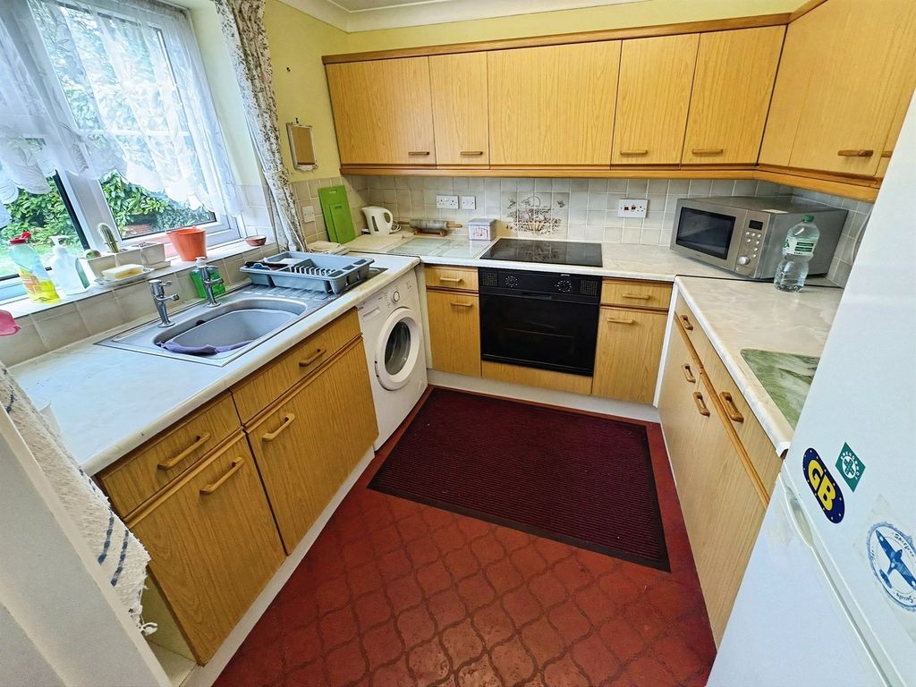 2 bed flat for salePine Drive, Southampton SO18 photo 4