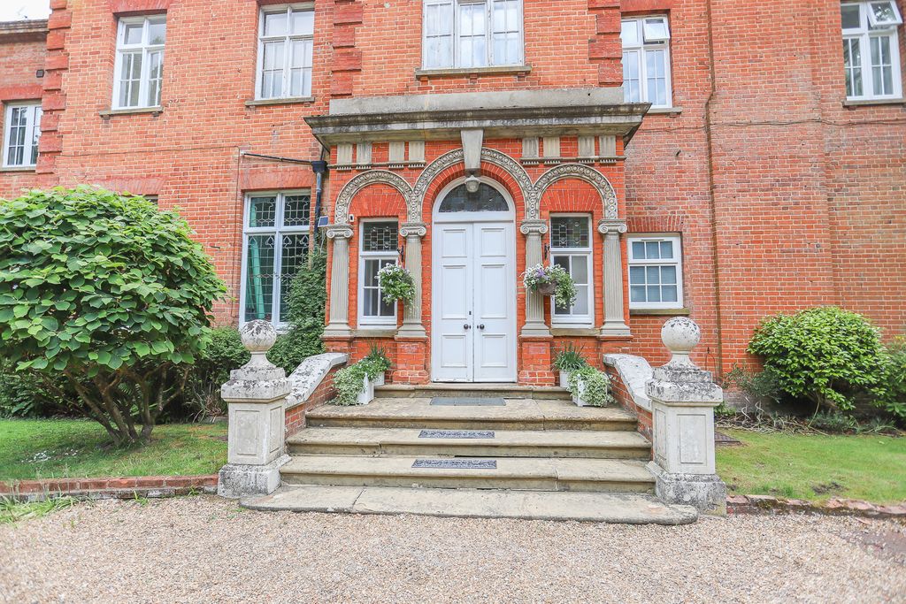 4 bed property for saleLavershott Hall, Windlesham, Surrey GU20