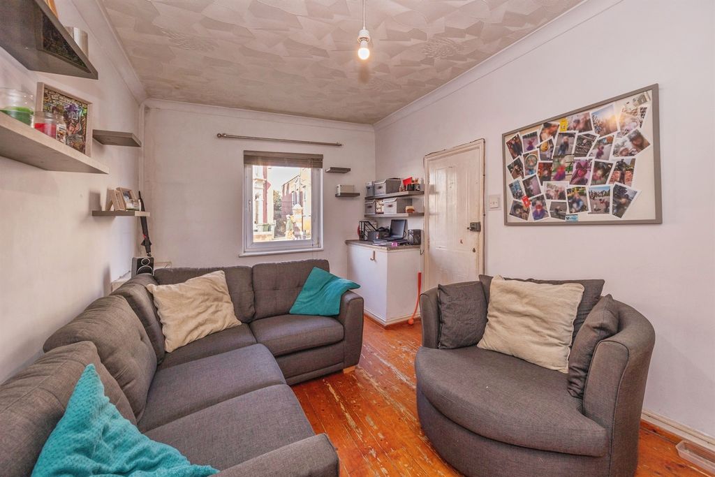 Additional image 2 of 3 bed flat for saleFratton Road, Portsmouth PO1