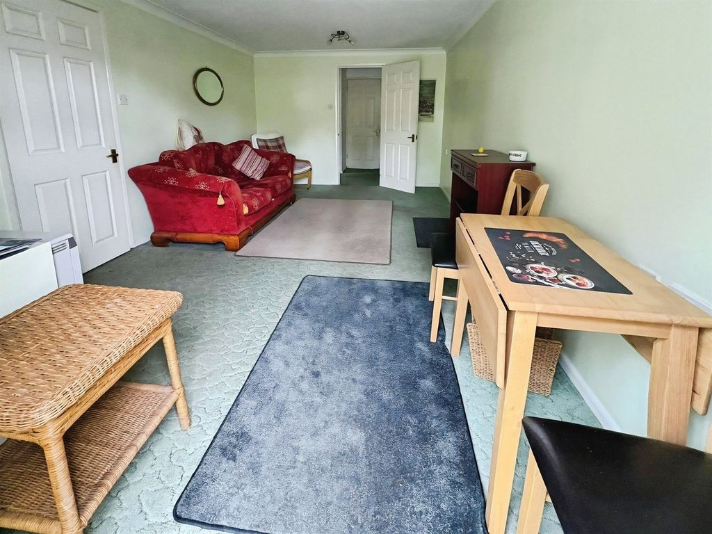 2 bed flat for salePine Drive, Southampton SO18 photo 3