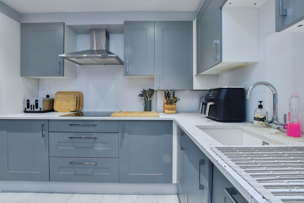 Additional image 5 of 2 bed flat for saleWimborne Road West, Colehill, Wimborne, Dorset BH21