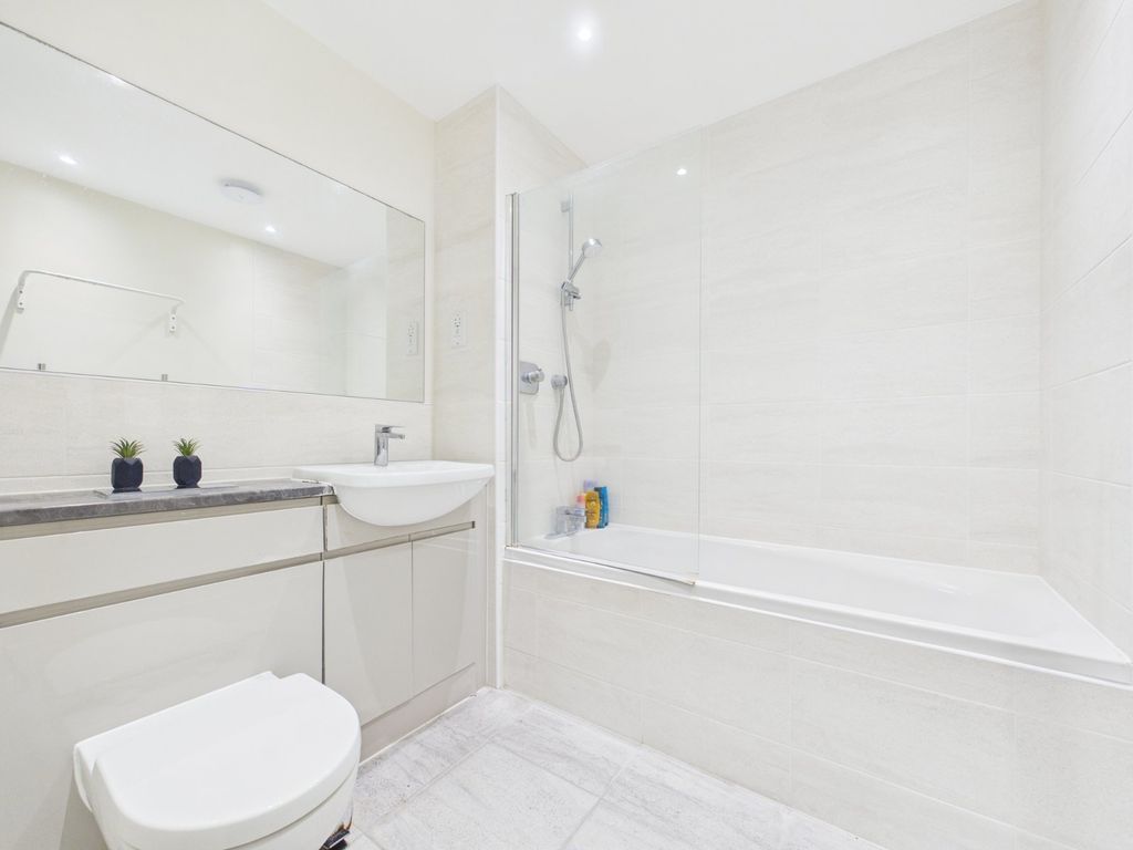 Additional image 6 of 2 bed flat for saleGatehouse Close, Ashford, Surrey TW15