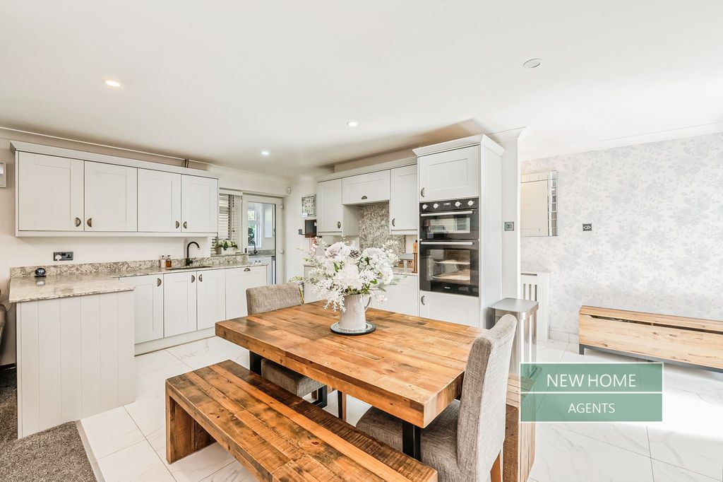 Additional image 3 of 4 bed detached bungalow for saleCanford Avenue, Wickford SS12