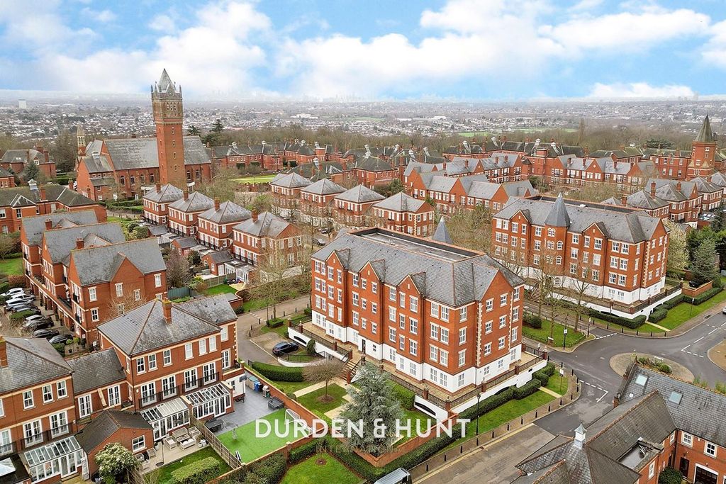 2 bed flat for saleThe Boulevard, Woodford Green IG8