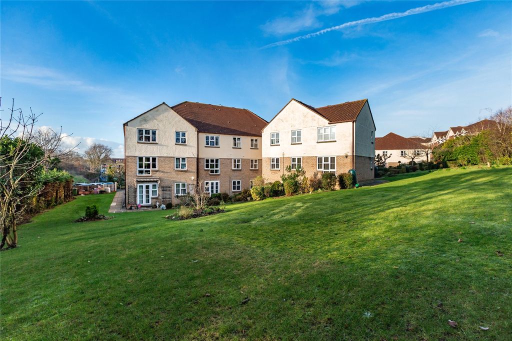 2 bed flat for saleSycamore Court, Stilemans, Wickford, Essex SS11