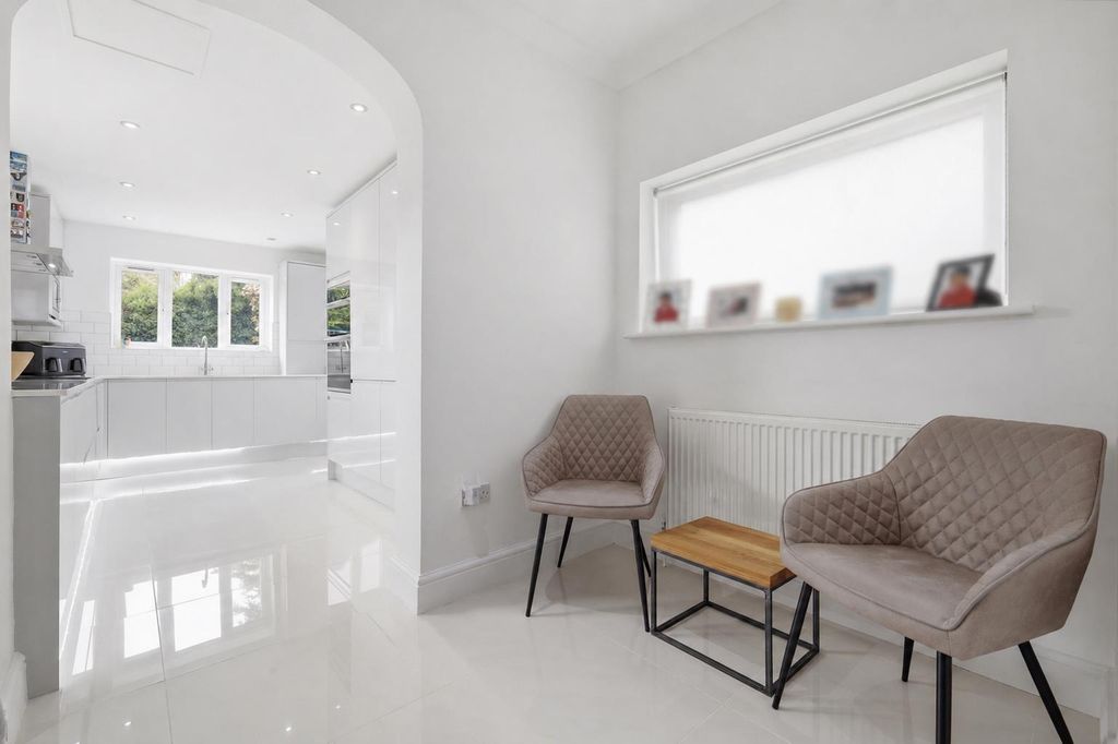 Additional image 10 of 4 bed detached house for salePrinces Avenue, Woodford Green IG8