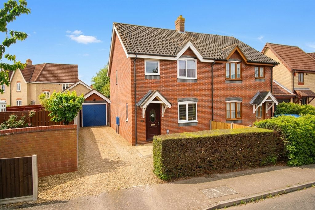 3 bed semi-detached house for saleBramble Way, Wymondham NR18