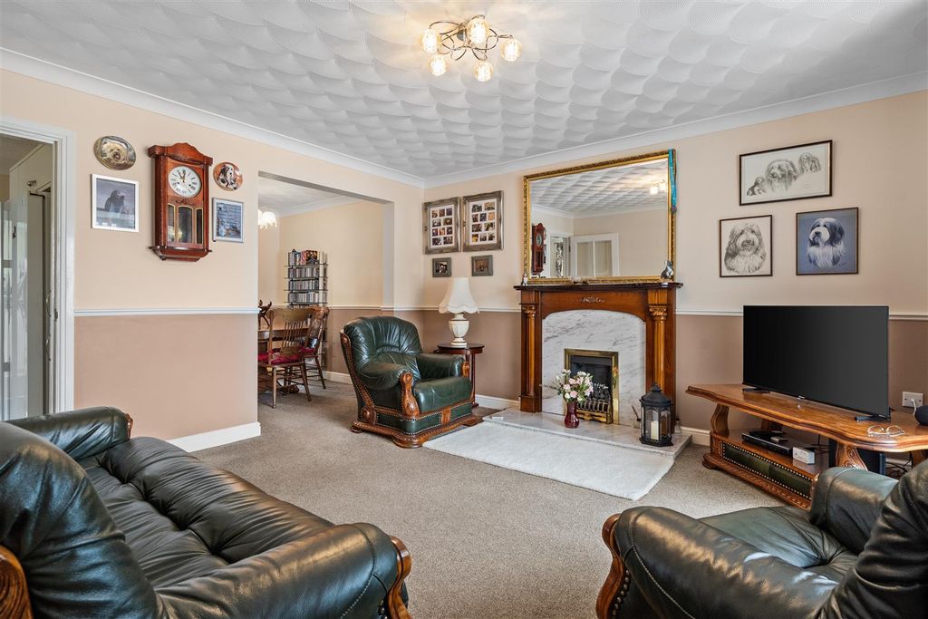 4 bed detached house for saleOwthorne Grange, Withernsea HU19 photo 2