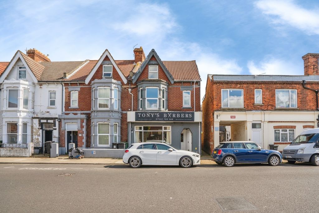 2 bed property for saleGladys Avenue, Portsmouth, Hampshire PO2