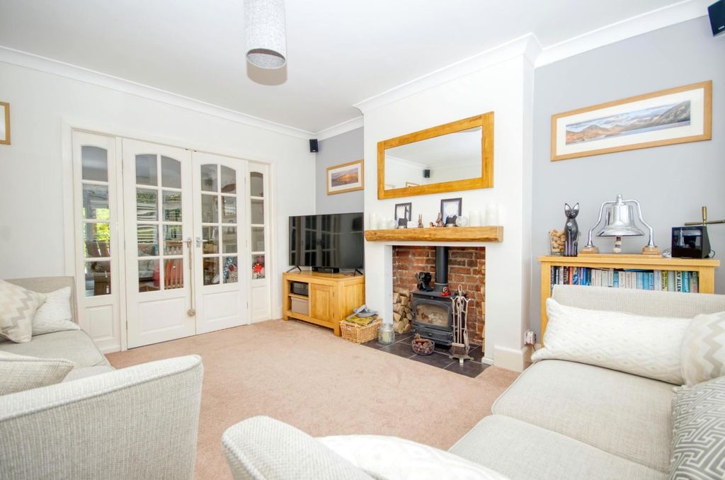 3 bed semi-detached house for saleChessel Crescent, Southampton SO19 photo 3