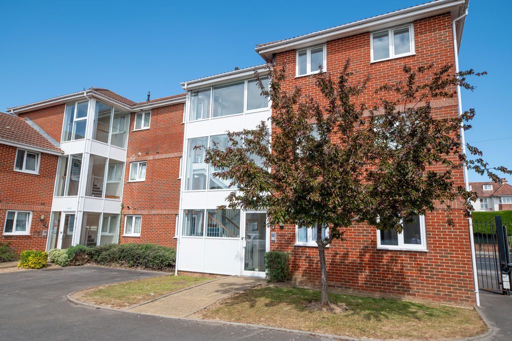 2 bed flat for saleAdmirals Place, Cosham PO6
