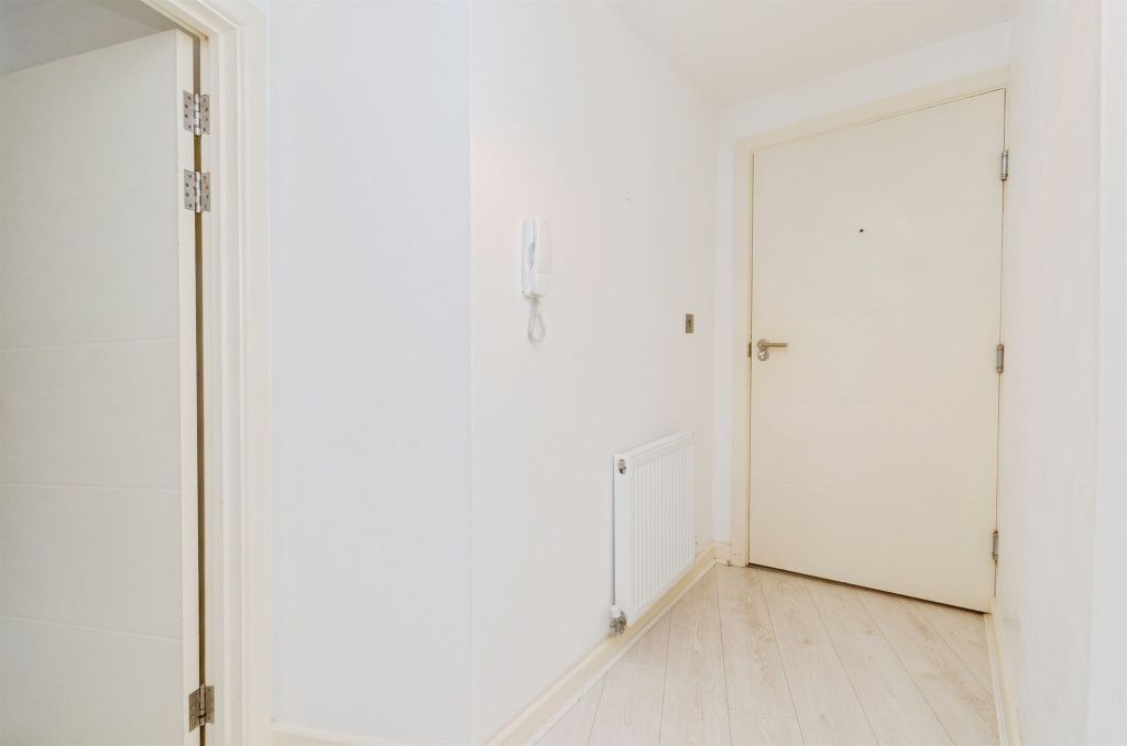 2 bed flat for saleRosehill, Willenhall WV13 photo 3