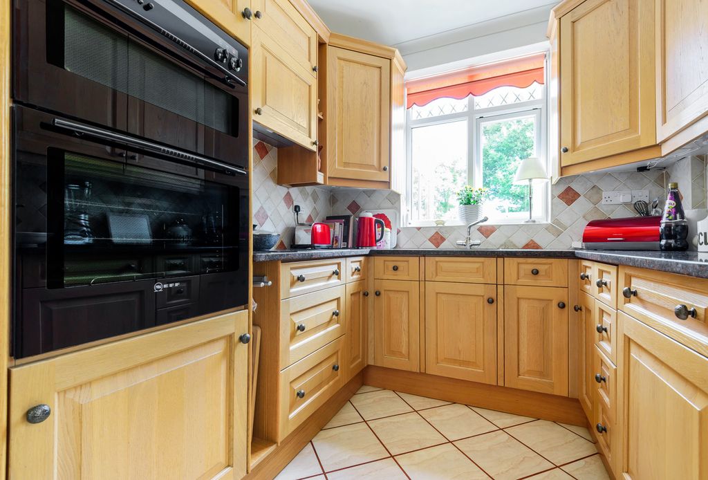 Additional image 8 of 3 bed semi-detached house for saleForest Side, Worcester Park KT4