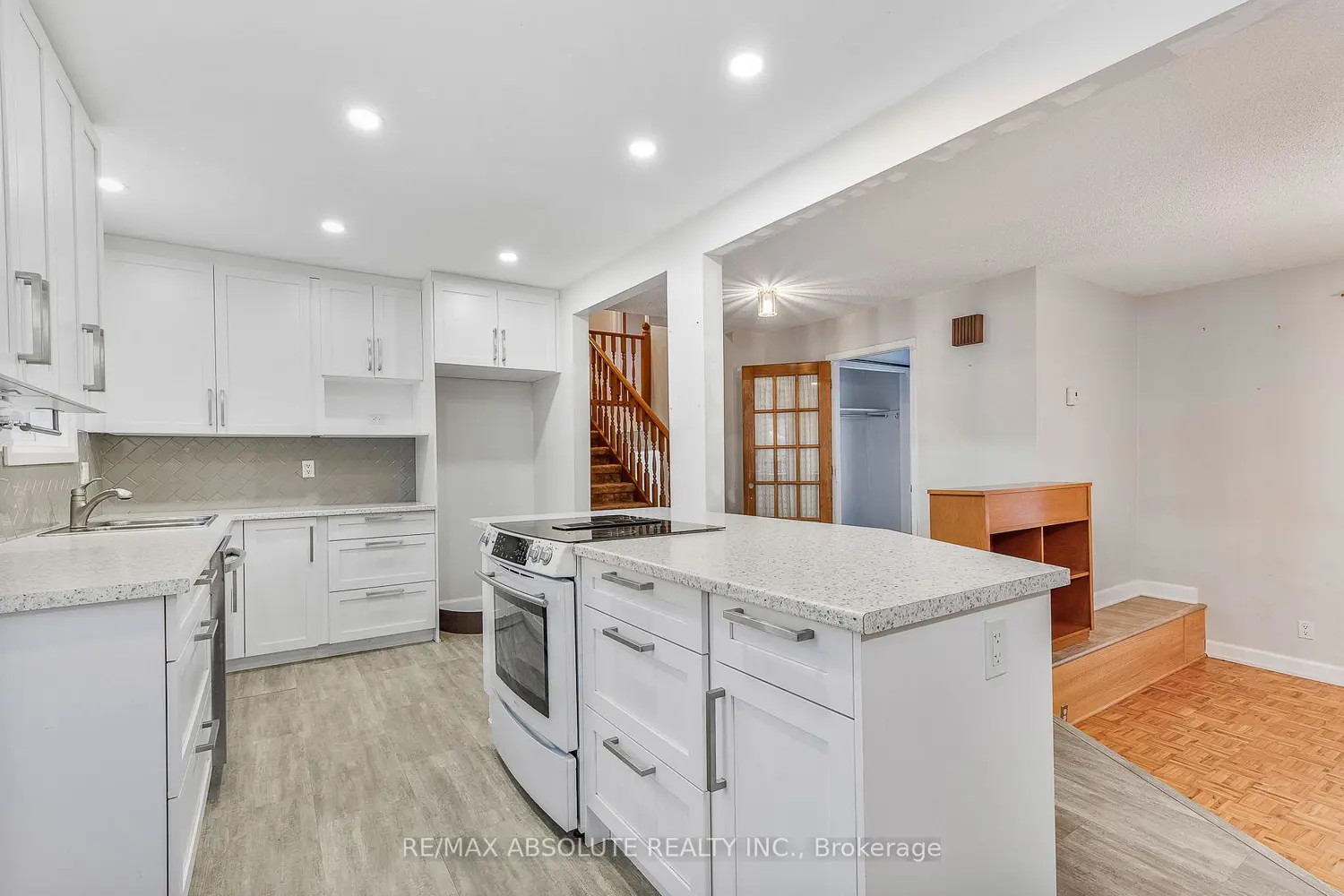 366 Charron Street photo 4