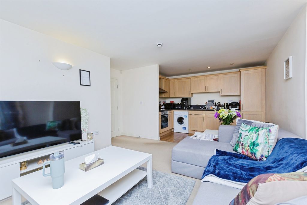 2 bed flat for saleHoneywell Close, Oadby, Leicester LE2 photo 5