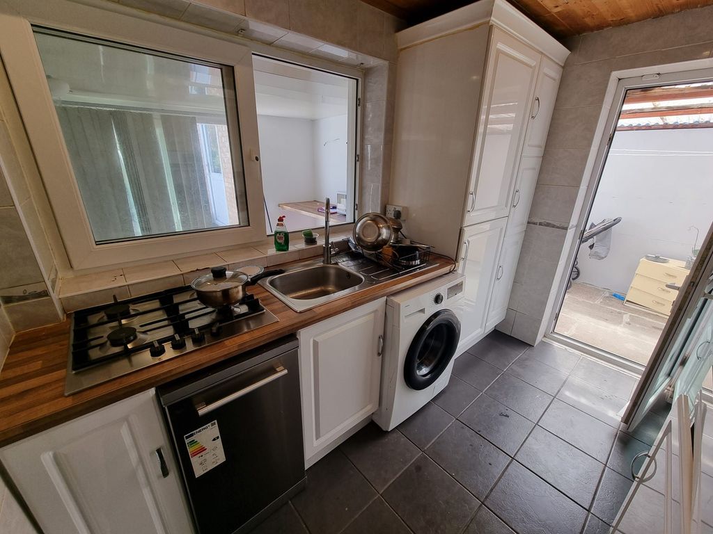 2 bed bungalow for saleWayside Drive, Thurmaston, Leicester LE4 photo 5
