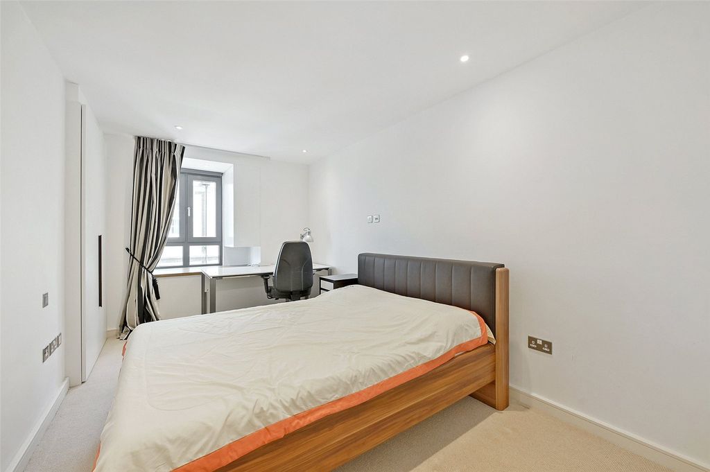 Additional image 12 of 2 bed flat for saleFarm Yard, Windsor, Berkshire SL4