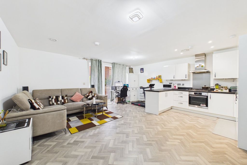 Additional image 3 of 3 bed flat for saleWellington Road, Wokingham, Berkshire RG40