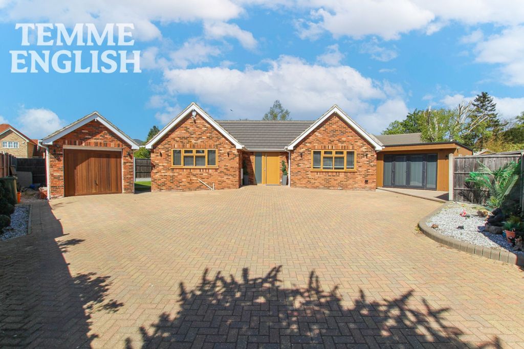 3 bed detached bungalow for saleJersey Gardens, Wickford SS11