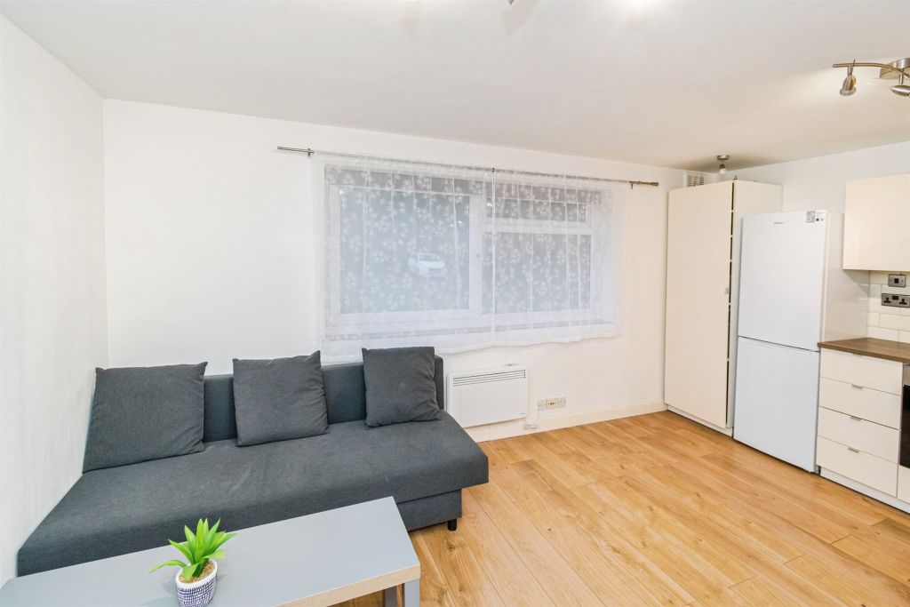 1 bed flat for saleAnson Drive, Southampton SO19 photo 2