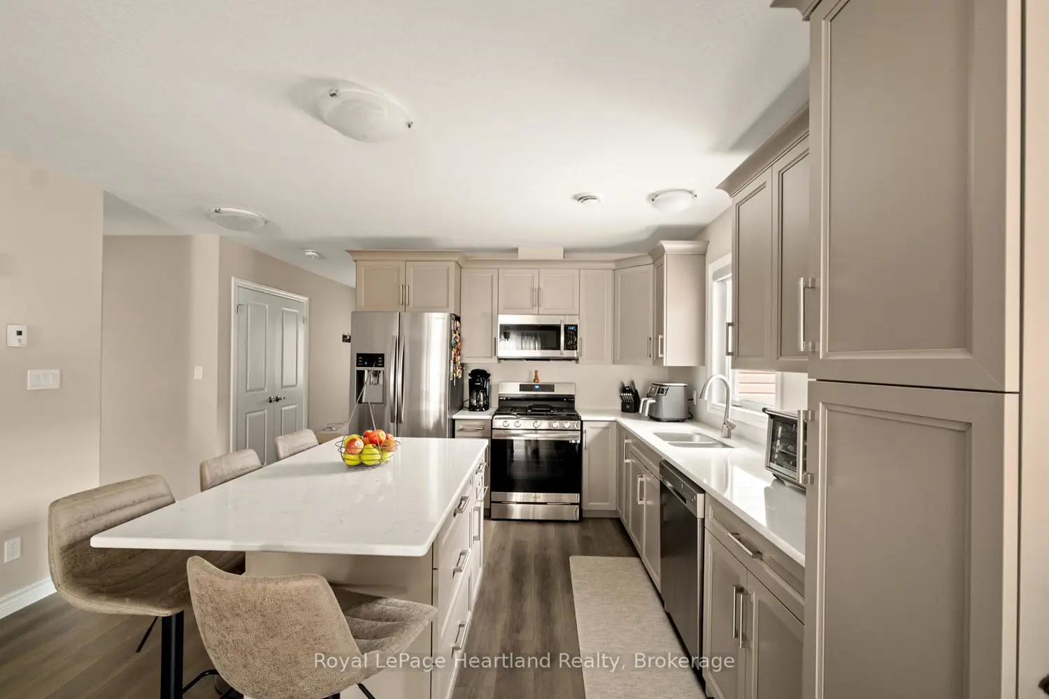 140 Lake Breeze Drive photo 3