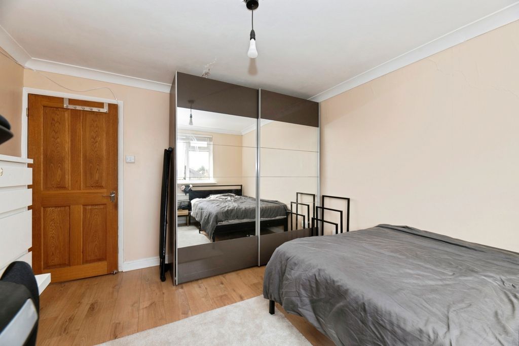 Additional image 10 of 2 bed flat for saleIdmiston Road, Worcester Park KT4