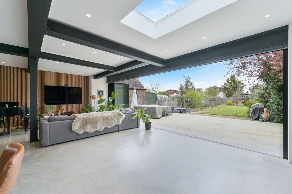 Additional image 2 of 6 bed semi-detached house for saleOaks Avenue, Worcester Park KT4