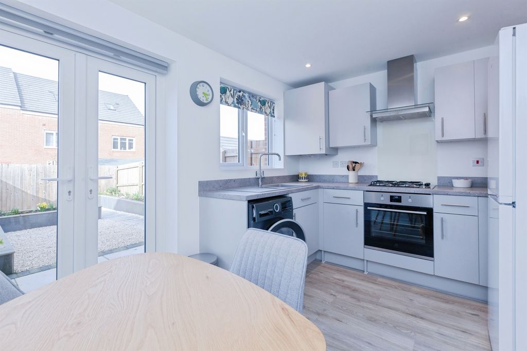 3 bed property for saleDeacon Close, Fleckney, Leicester LE8 photo 5