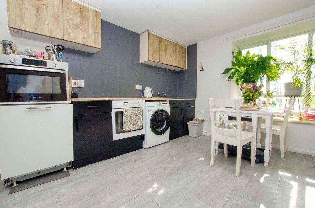 Additional image 4 of 3 bed flat for saleThe Oaks, Southampton SO19