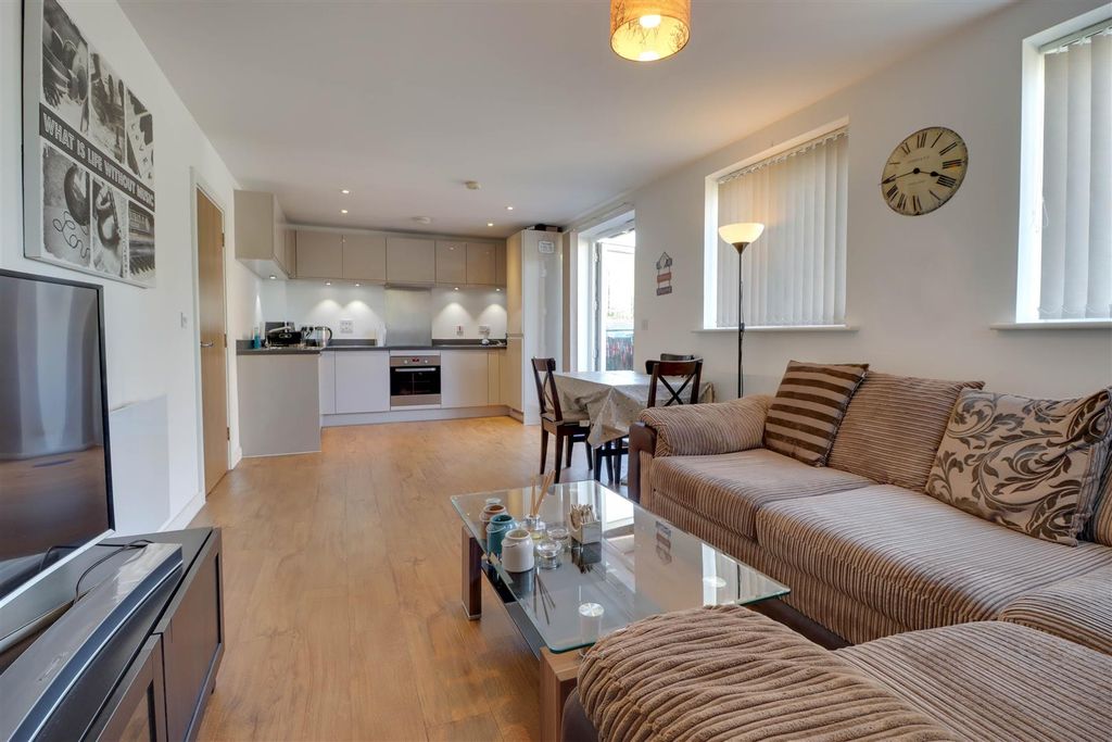 Additional image 3 of 2 bed flat for saleRamsden Court, Wickford SS12