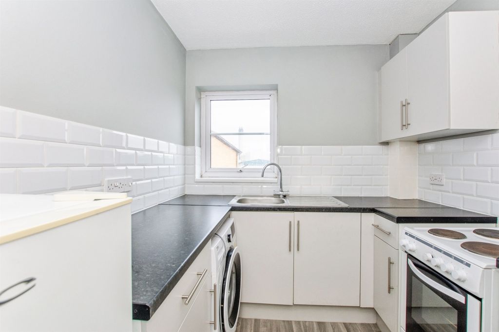 2 bed flat for saleMill Close, Wisbech PE13 photo 2