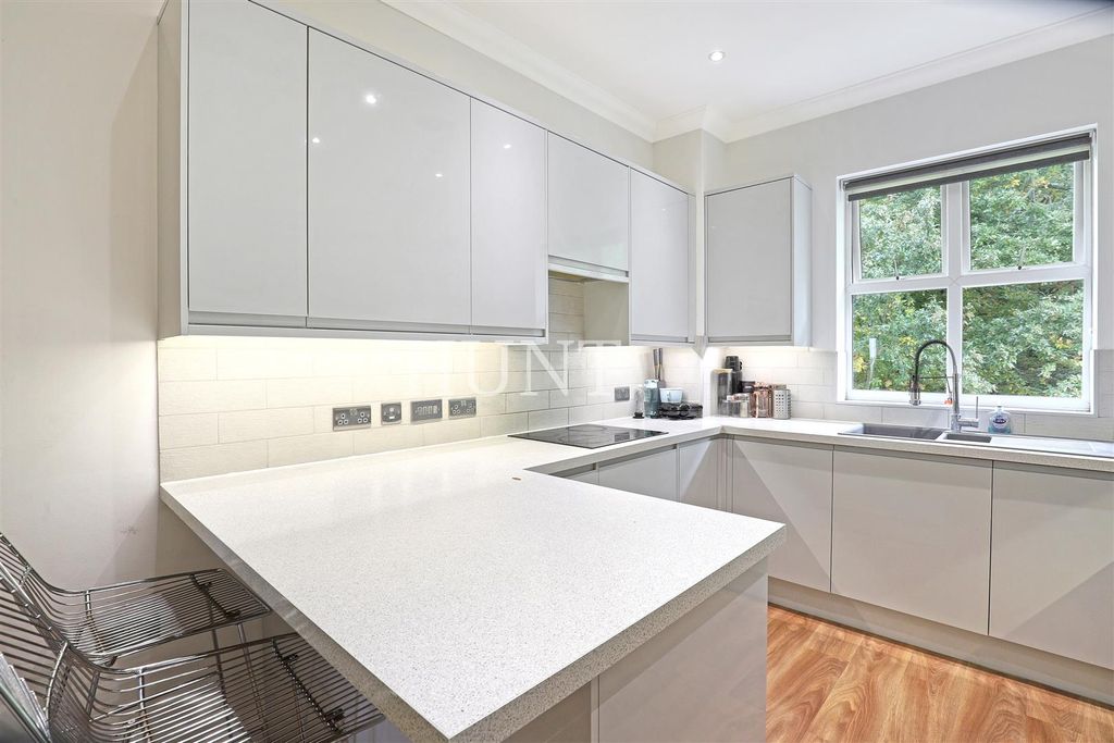 Additional image 5 of 4 bed flat for saleThe Manor, Repton Park, Woodford Green, Essex IG8