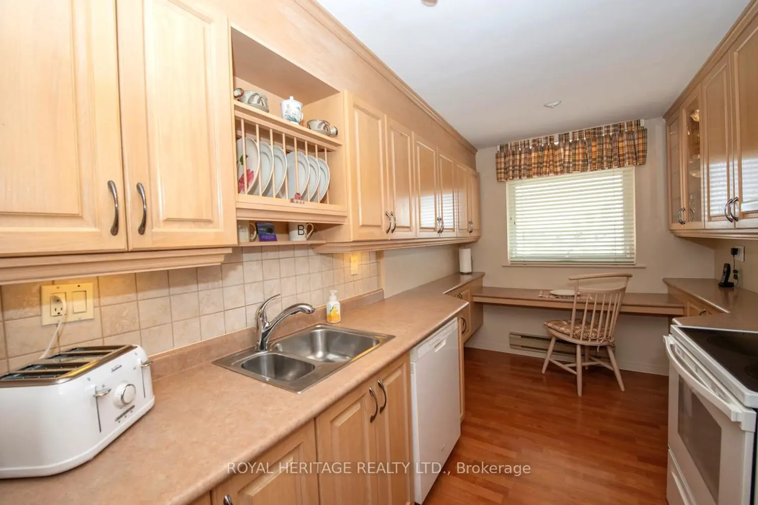 7811 Yonge Street 709