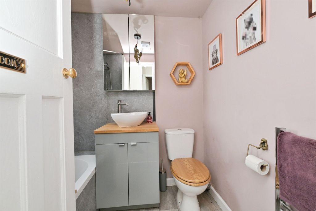 Additional image 6 of 3 bed semi-detached house for saleCrescent Close, Market Harborough LE16