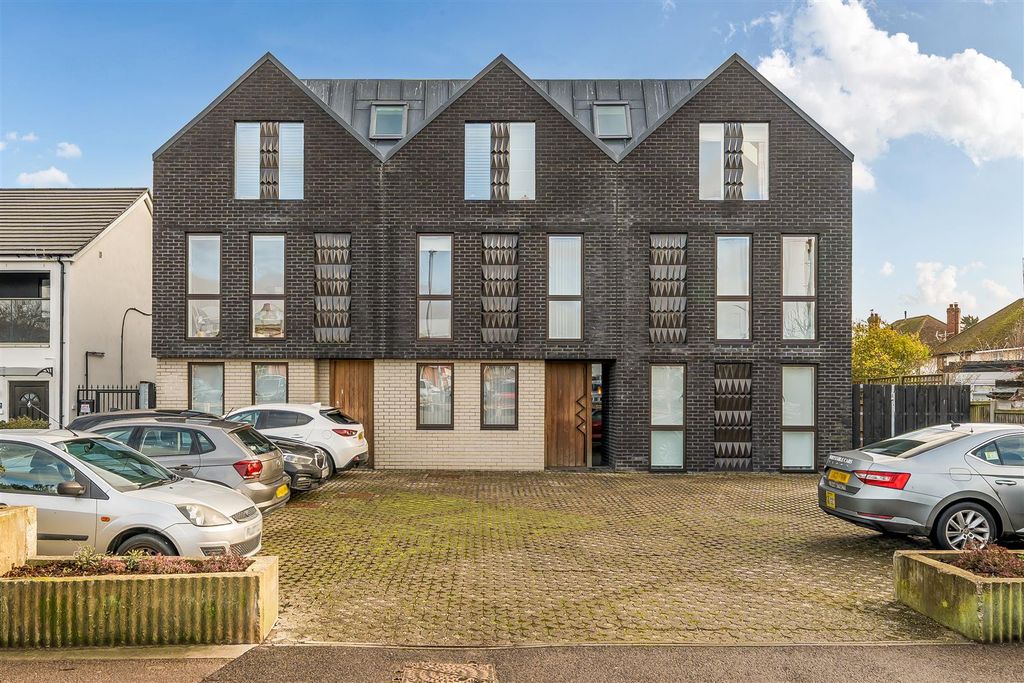 2 bed flat for saleOld Bridge Road, Whitstable CT5