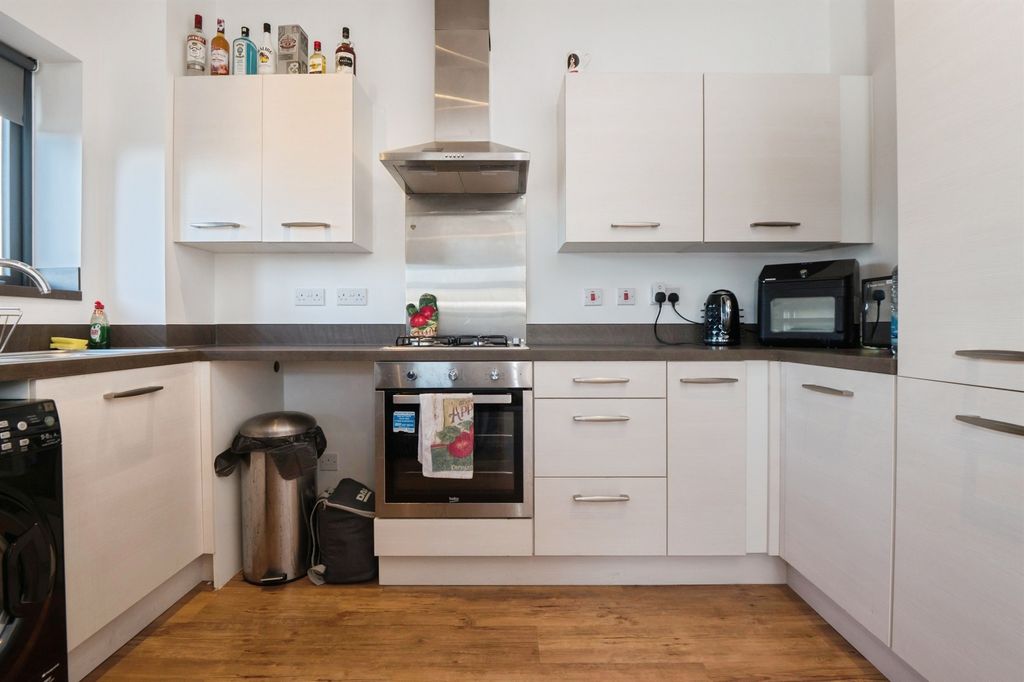 2 bed flat for saleMercator Close, Southampton SO16 photo 4