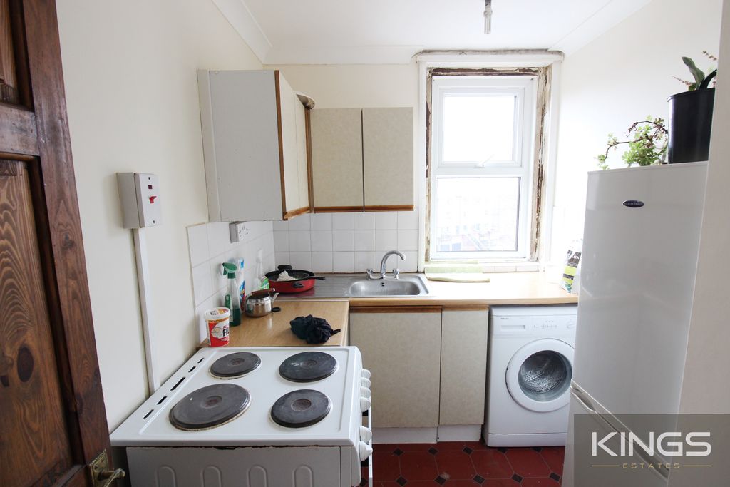 1 bed flat for saleThe Triangle, Cobden Avenue, Bitterne SO18 photo 5