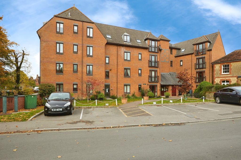 2 bed flat for saleBarnaby Mead, Gillingham SP8