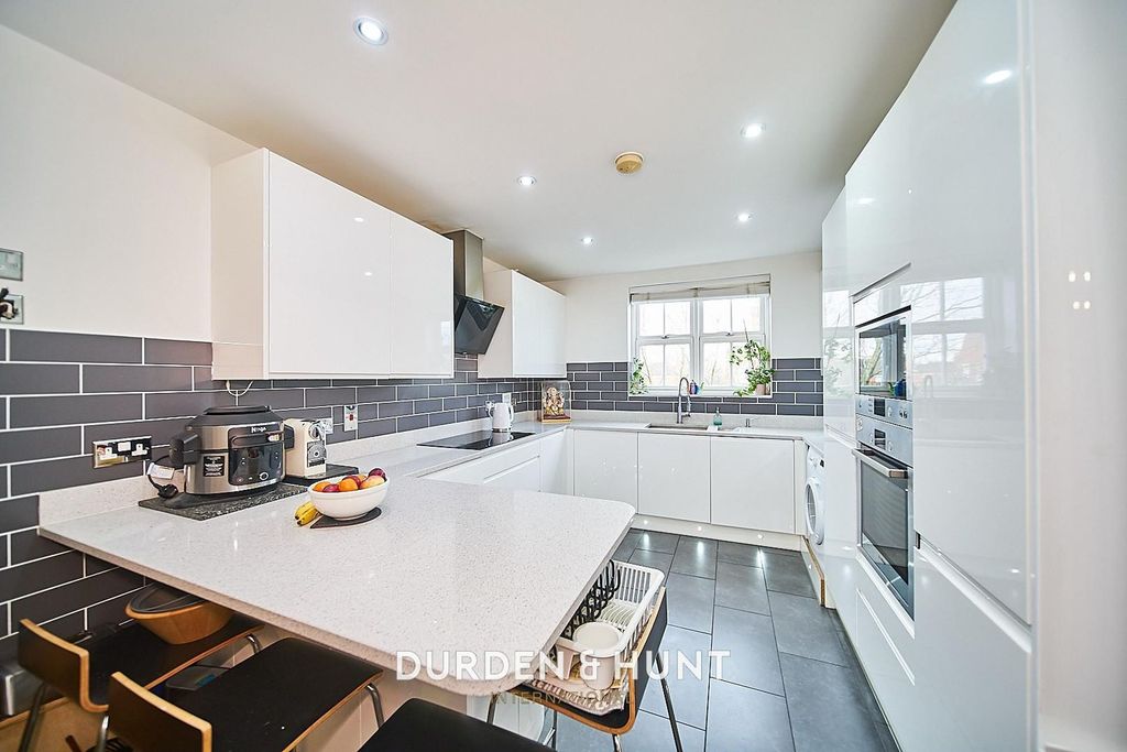 Additional image 4 of 2 bed flat for saleThe Boulevard, Woodford Green IG8
