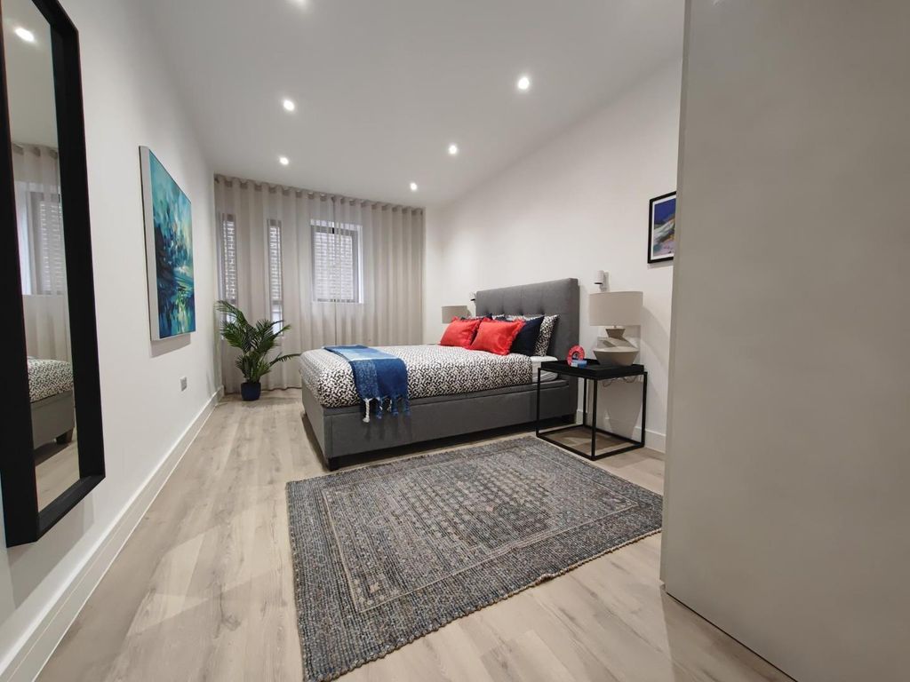 Additional image 5 of 2 bed flat for salePeach Street, Wokingham RG40