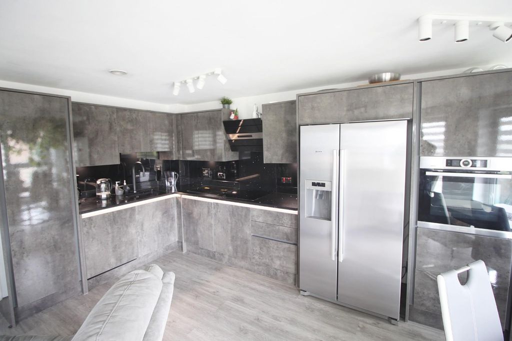 2 bed flat for saleCanon Place, Southampton SO19 photo 3