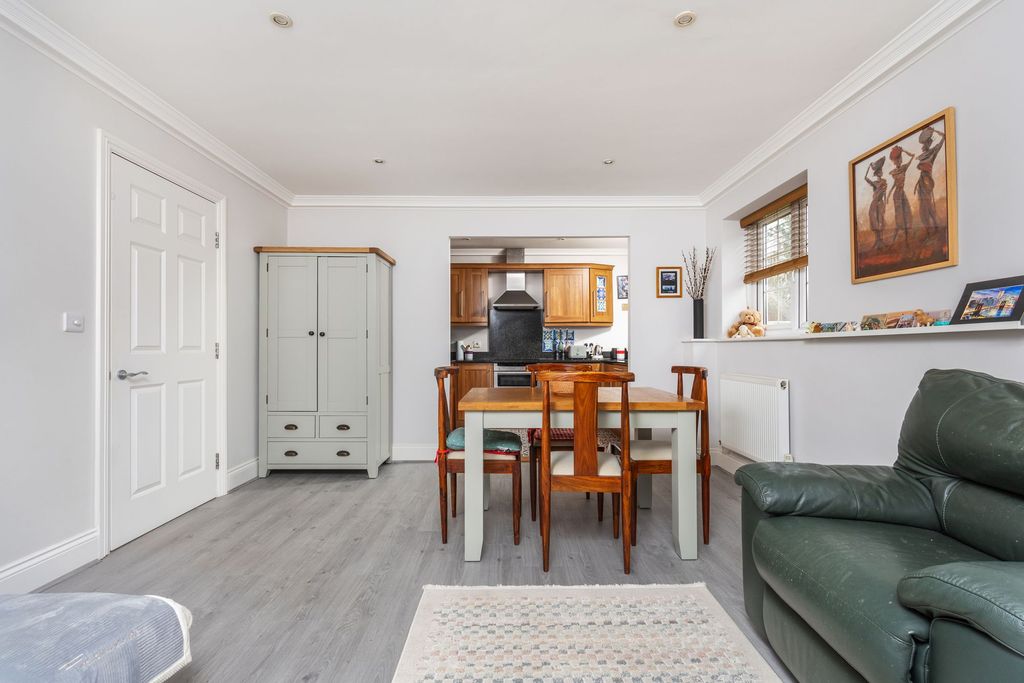 2 bed maisonette for saleShepherds Lane, Compton SO21 photo 2