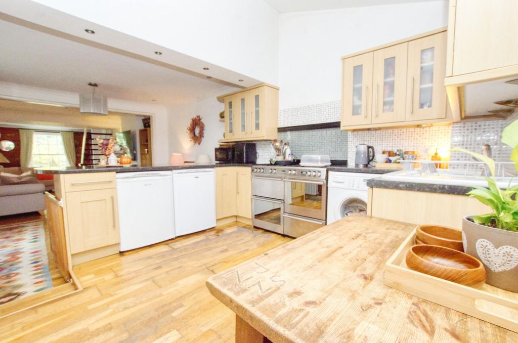 Additional image 5 of 2 bed cottage for salePortsmouth Road, Southampton SO19