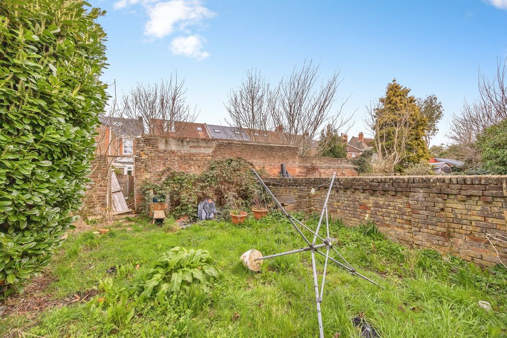 Additional image 10 of 2 bed flat for saleNorth End Avenue, Portsmouth PO2