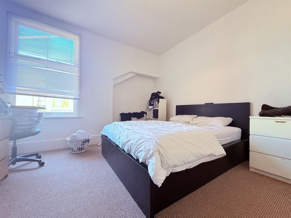 Additional image 6 of 3 bed flat for saleWoodthorpe Road, Ashford TW15