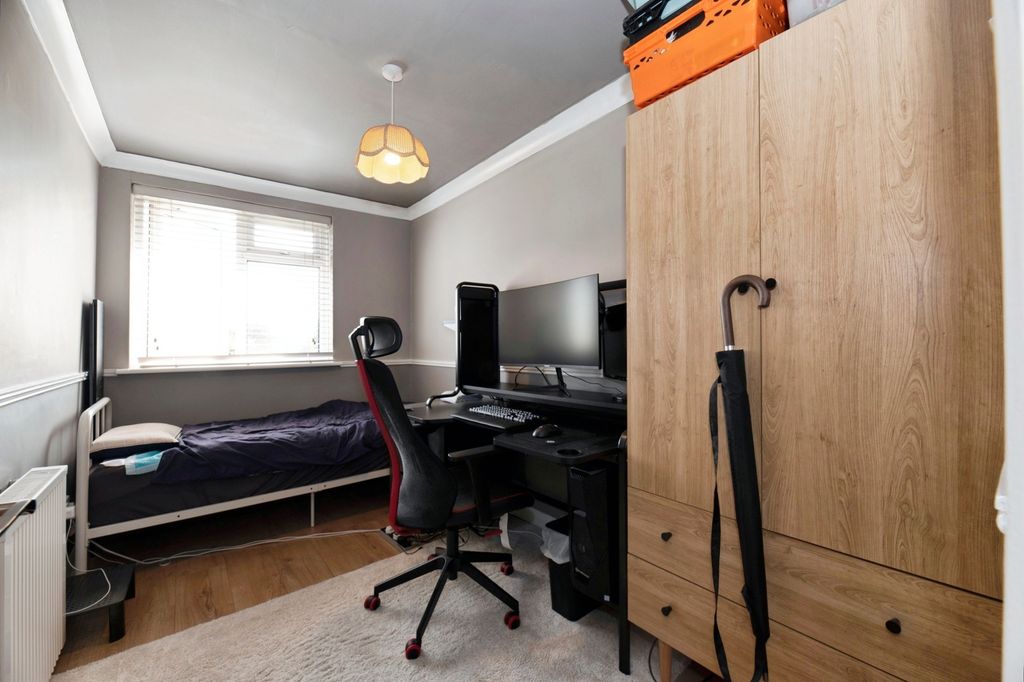 Additional image 8 of 2 bed flat for saleIdmiston Road, Worcester Park KT4