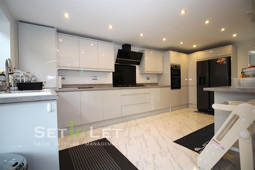 4 bed property for saleAsh Tree Road, Oadby, Leicester LE2 photo 3